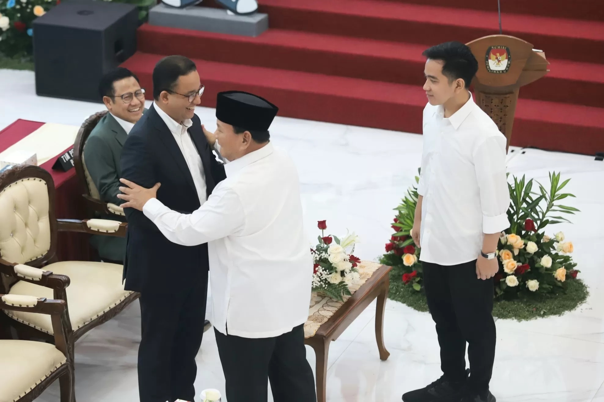 Calon presiden dan calon wakil presiden nomor urut 2, Prabowo Subianto bersama Gibran Rakabuming Raka bersama Calon presiden dan calon wakil presiden nomor urut 1, Anies Baswedan bersama Muhaimin.