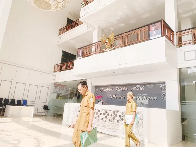 SUASANA: Sejumlah ASN berjalan di balai Kantor Bupati Tanbu di Kecamatan Batulicin, Tanbu. (FOTO: ZULQARNAIN/RADAR BANJARMASIN)