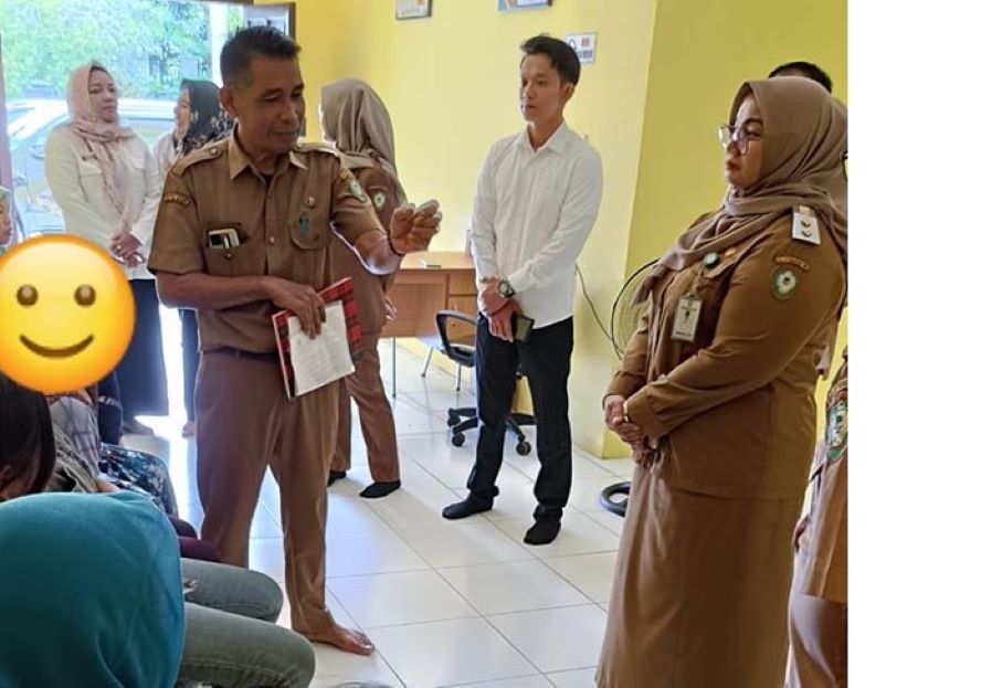 KUNJUNGAN: Wabup Kotim Irawati mengunjungi orang terlantar yang menginap di Rumah Singgah Dinsos Kotim. (Istimewa/Radar Sampit)