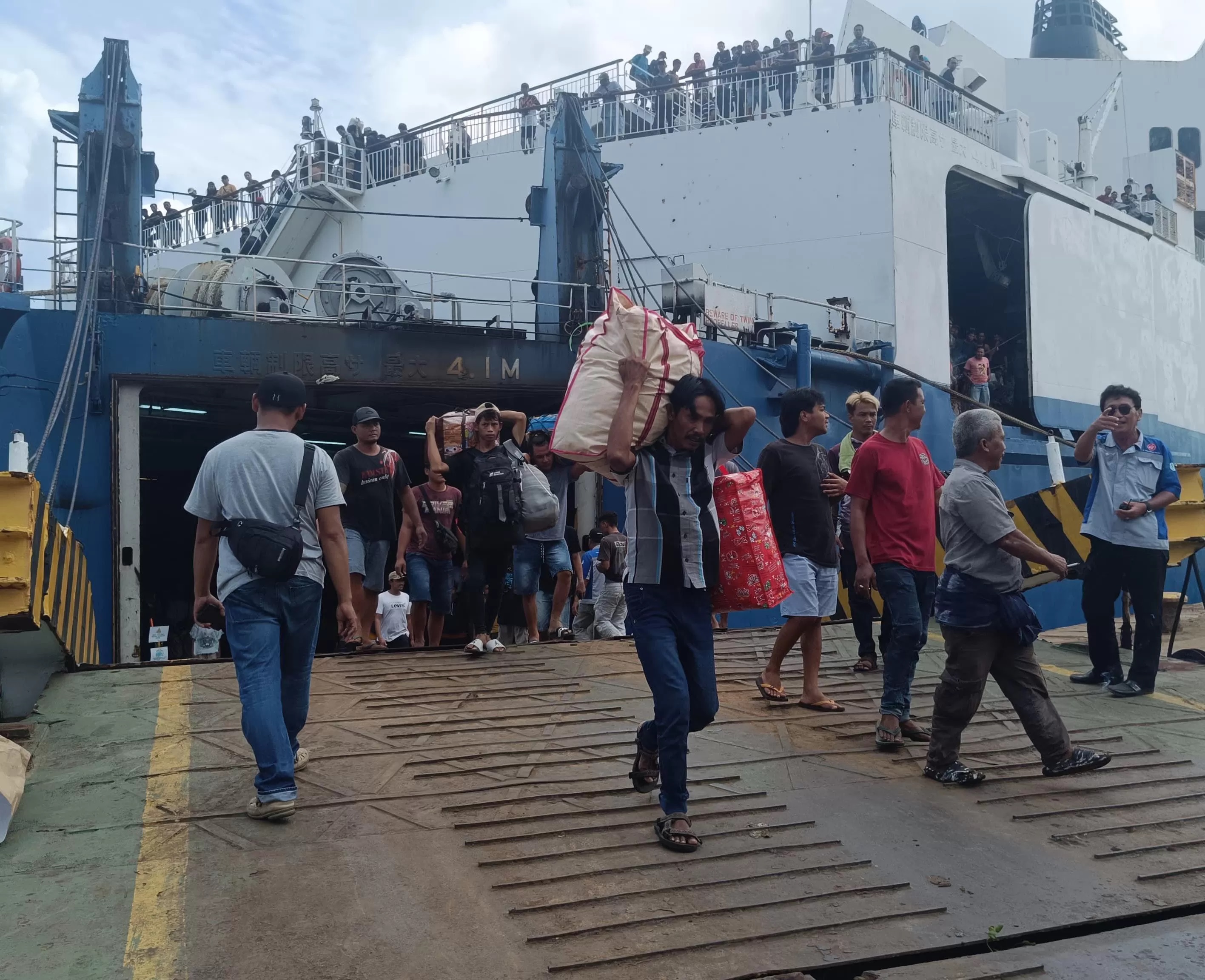 KELAPARAN: Ribuan penumpang menahan lapar saat turun dari KM Mutiara Ferindo VII. Sebab, makanan yang diberikan tidak layak konsumsi. (Syahrul/KP).