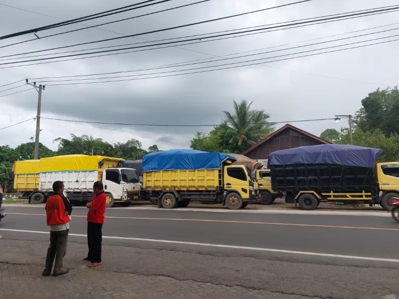 PARKIR: Truk bermuatan batu bara sedang berhenti di sekitar Jalan Kapar Walangsi menuju ke arah Banjarmasin. (FOTO: JAMALUDDIN/RADAR BANJARMASIN.)