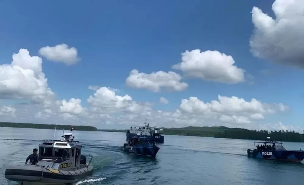 PATROLI BERSAMA: Kapal Direktorat Polairud Polda Kaltara dan Pasukan Polis Marin Wilayah 4 Sabah PDRM berpatroli bersama di perairan perbatasan Indonesia-Malaysia di Kabupaten Nunukan, Selasa (5/3).