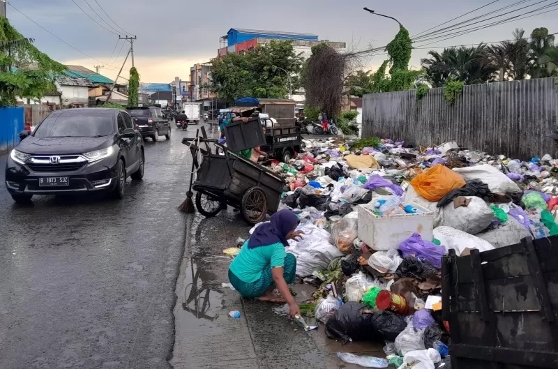 KAIS-KAIS: Selain overload, TPS Lingkar Dalam Selatan juga menghadapi masalah pemulung yang kerap menghamburkan sampah. (FOTO: WAHYU RAMADHAN/RADAR BANJARMASIN)