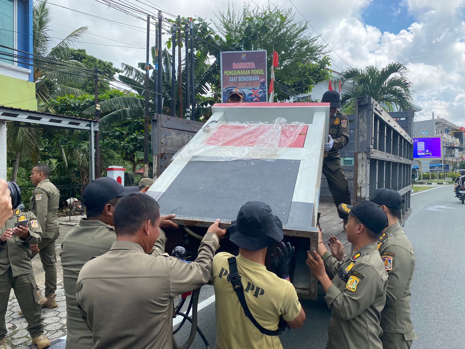 Petugas Satpol PP menertibkan mesin Pom Mini di sebuah toko di Kawasan Jalan Marsma R Iswahyudi, Kamis (25/4/2024).