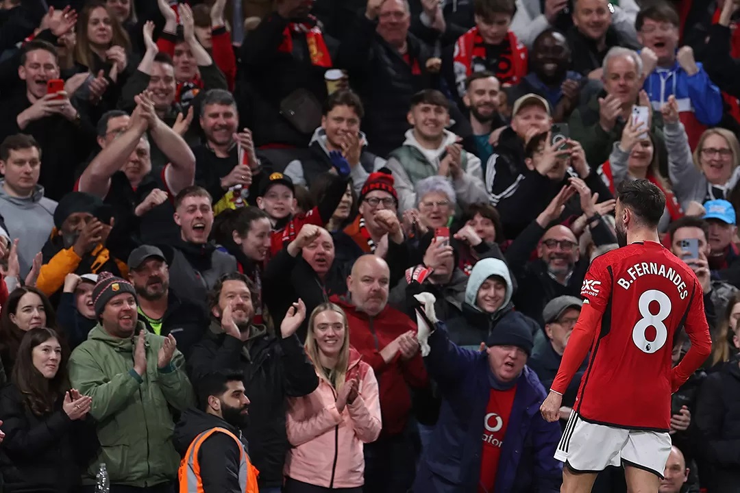 Kapten Manchester United, Bruno Fernandes usai mencetak gol ke gawang Sheffield United pada Kamis (25/4) dini hari WIB. Ia sukses mencetak dua gol untuk kemenangan tim di kandang. ( (Sumber: X @ManUtd