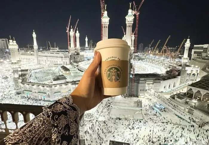 Wakil Ketua DPRD DKI Jakarta Zita Anjani mengunggah momen dirinya diberikan minuman kopi Starbucks saat berada di Makkah.