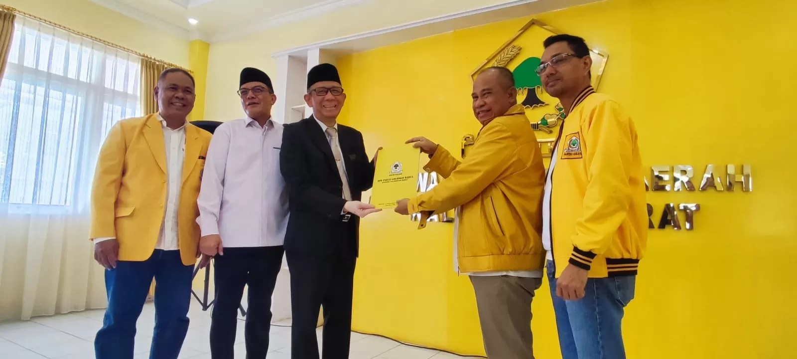 Gubernur Kalbar, periode 2018-2023, Sutarmidji menjadi yang pertama mengembalikan berkas formulir pendaftaran Bakal Calon Gubernur Kalbar 2024-2029 ke Kantor DPD Partai Golkar Kalbar, Kamis (24/4).