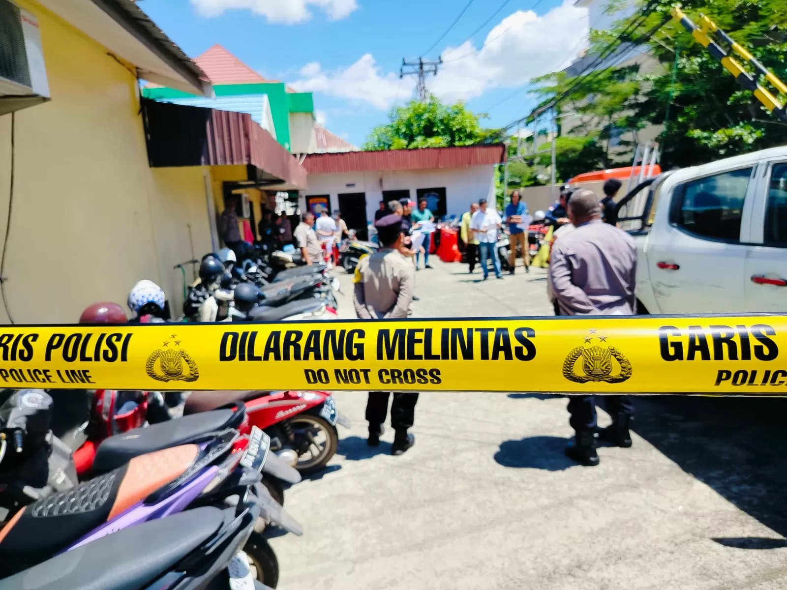 REKA ULANG: Rekonstruksi pengeroyokan yang menewaskan putra seorang habib di Polsek Kertak Hanyar, Kamis (25/4/2024). (Maulana/Radar Banjarmasin)