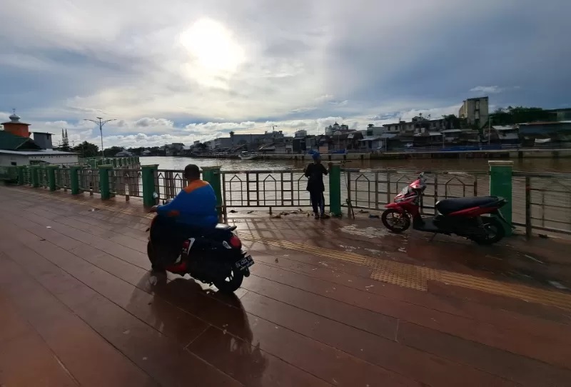 BAK JALAN RAYA: Pihak kelurahan harus menertibkan pesepeda motor yang seenaknya melintas di atas siring. (FOTO: WAHYU RAMADHAN/RADAR BANJARMASIN)