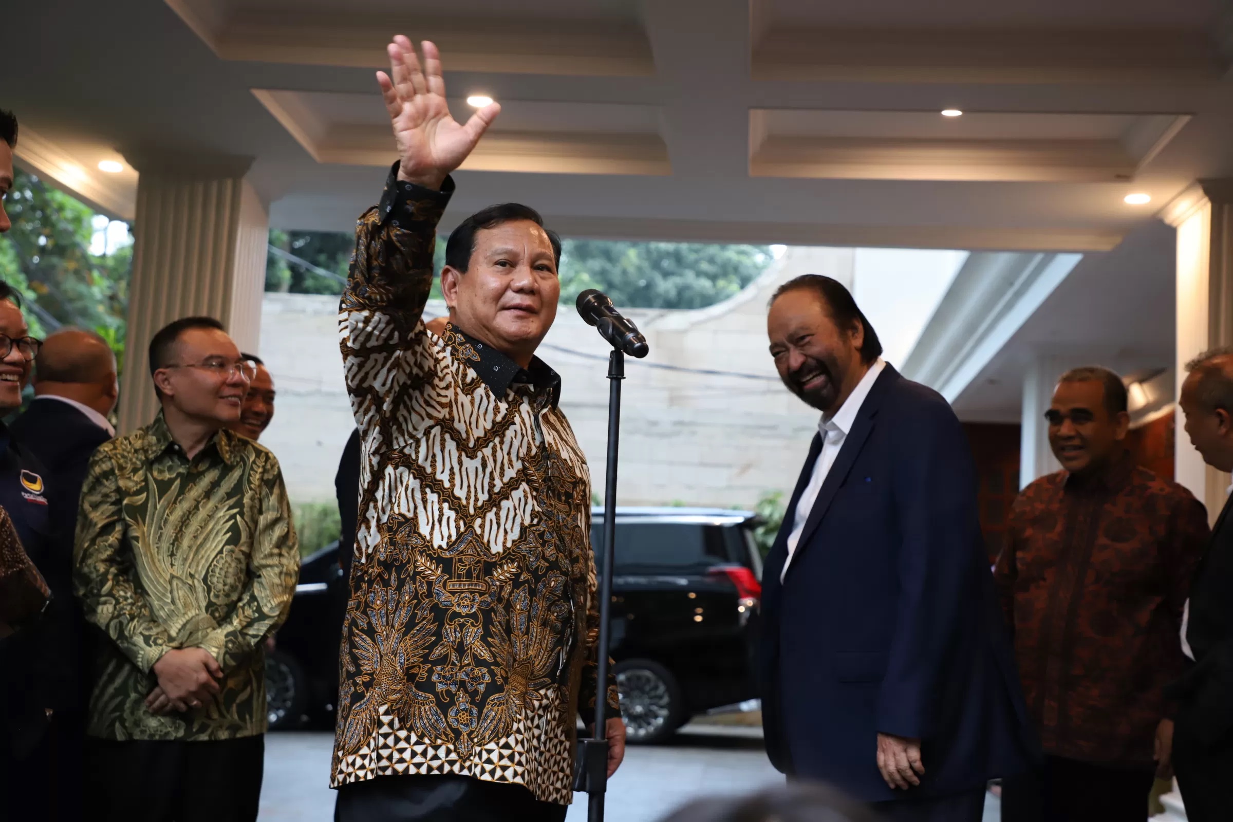 Presiden terpilih periode 2024-2029 Prabowo Subianto dab Ketua Umum Partai NasDem Surya Paloh melakukan pertemuan di Jalan Kertanegara, Jakarta, Kamis (25/4/2024). (DERY RIDWANSAH/ JAWAPOS.COM)