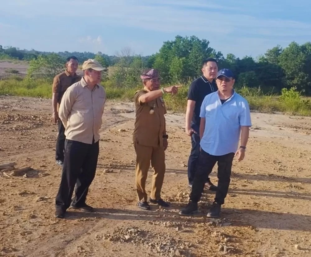 PENINJAUAN LAHAN: Gubernur Kaltara, Dr. (HC) H. Zainal A. Paliwang, M.Hum, mendampingi investor asal Malaysia meninjau lahan rencana pembangunan RSUD Tanjung Selor belum lama ini. FOTO: DKISP