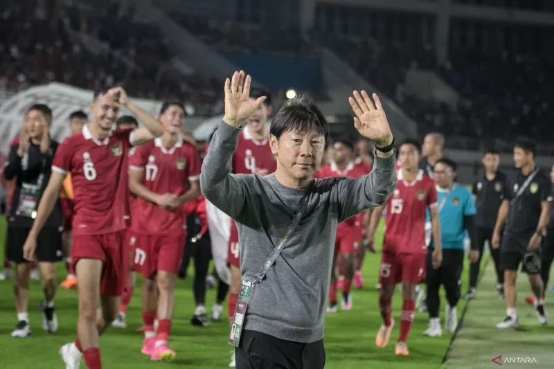 Pelatih Timnas Indonesia Shin Tae Yong melambaikan tangan kearah suporter usai pertandingan.