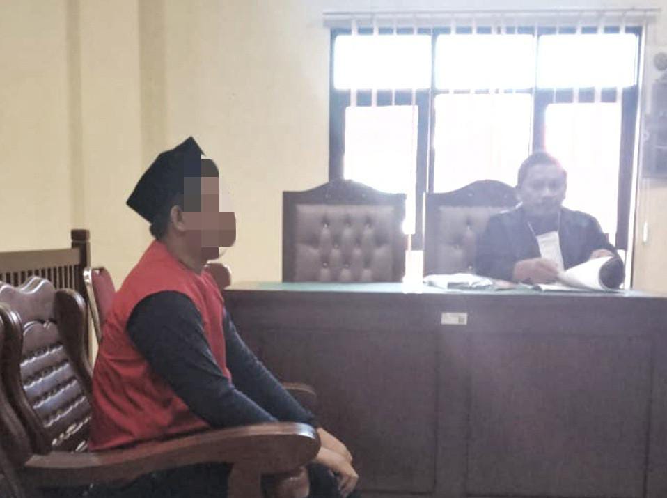 PENGETAP: Majelis hakim menjatuhkan vonis lima bulan penjara terhadap terdakwa kasus penyelewengan BBM bersubsidi jenis pertalite. (SYAHRUL/KP).