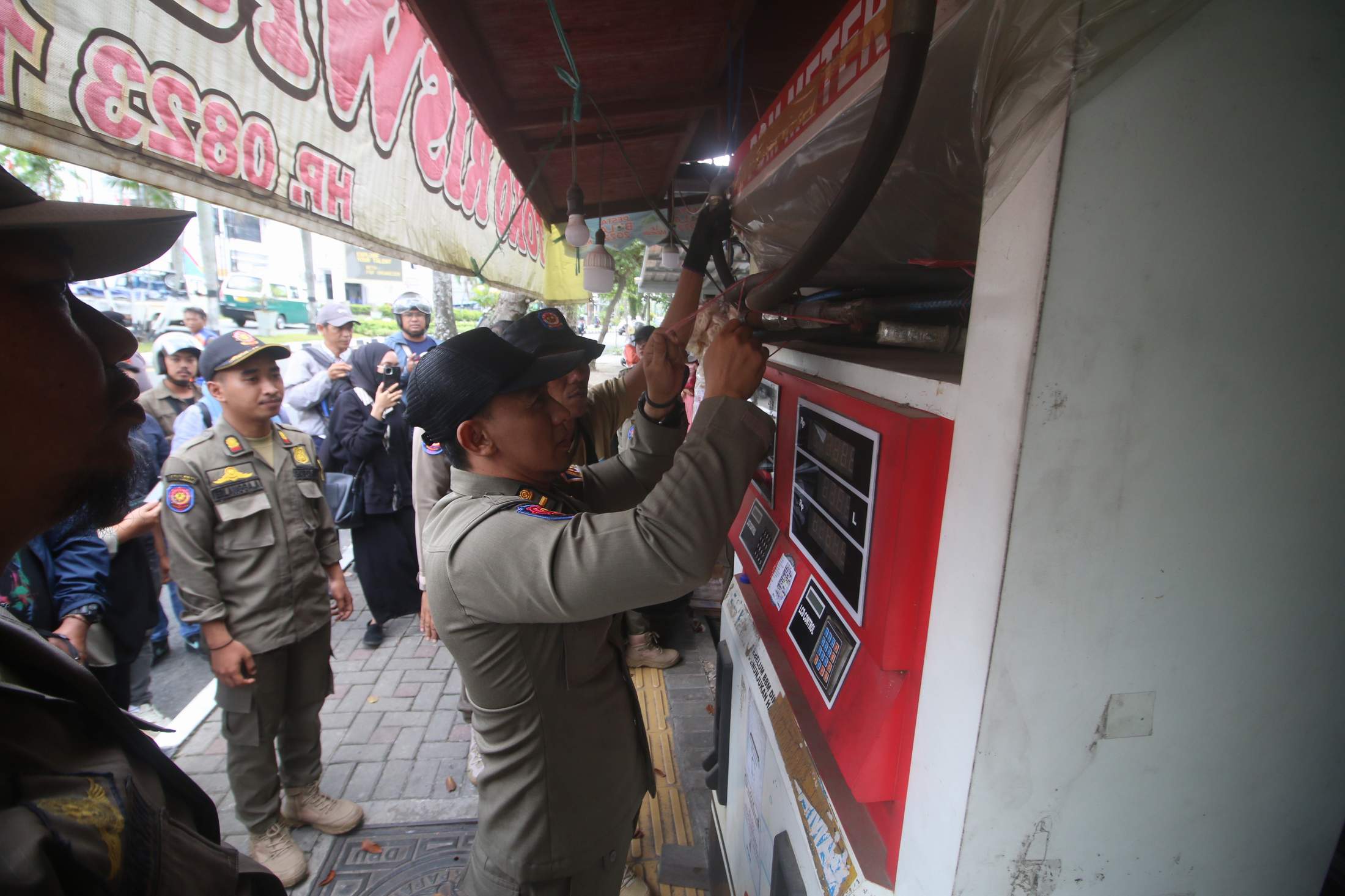 HARUS TEGAS: Ratusan personel gabungan diturunkan dalam penertiban pom mini. Mulai kawasan tertib lalu lintas, sebagian jalan nasional, serta sebagian kawasan padat penduduk dan perdagangan.