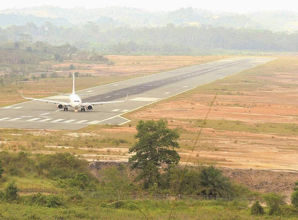 Pesawat hendak lepas landas dari landasan pacu Bandara APT Pranoto.