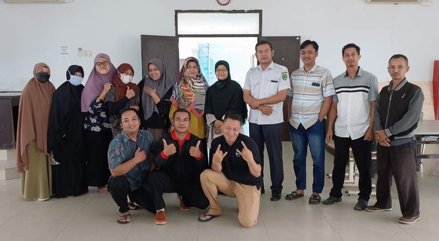 DIRUGIKAN: Jupri (kedua kanan) bersama pengasuh asramanya lainnya merasa dirugikan apabila benar penghapusan asrama SMA 10 Samarinda dilakukan.