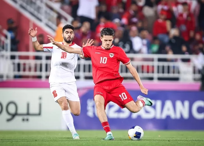 BISA JADI OPSI: Kemampuan Justin Hubner yang cukup baik ketika menyerang bisa jadi opsi menarik untuk jadi striker dadakan untuk menambal absennya Rafael Struick kontra Uzbekistan. (PSSI)