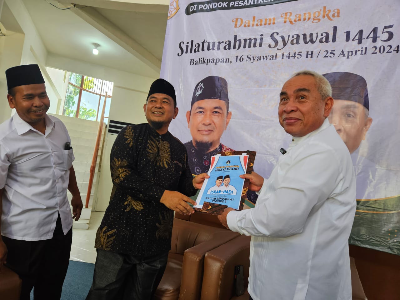 Isran Noor menerima surat dukungan dari Ketua YPPH Hidayatullah Ustaz Hamzah Akbar.