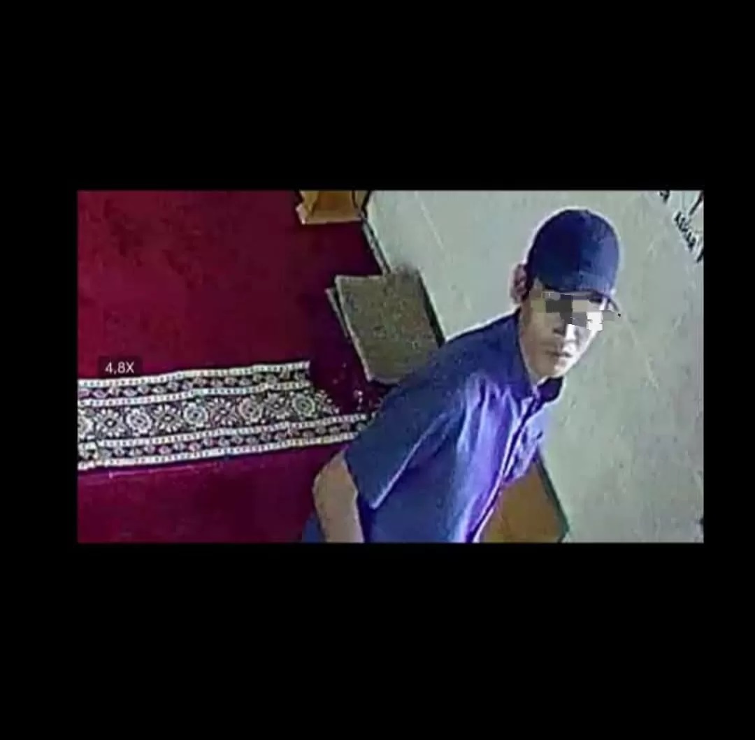 KETAHUAN: MY (30), warga Desa Binjai Pamangkih, Kabupaten HST, terekam CCTV diduga melakukan pencurian bobol kotak amal di Langgar Nurul Yaqin, Desa Tigarun, Kecamatan Amuntai Tengah.