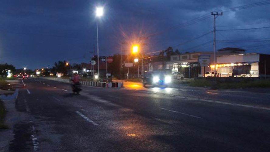 MINIM PENERANGAN : Kondisi jalan yang terdapat median ruas di ruas Tjilik Riwut, Kota Kasongan yang minim rambu-rambu lalu lintas dan penerangan. (HARI SUSILO/RADAR SAMPIT)