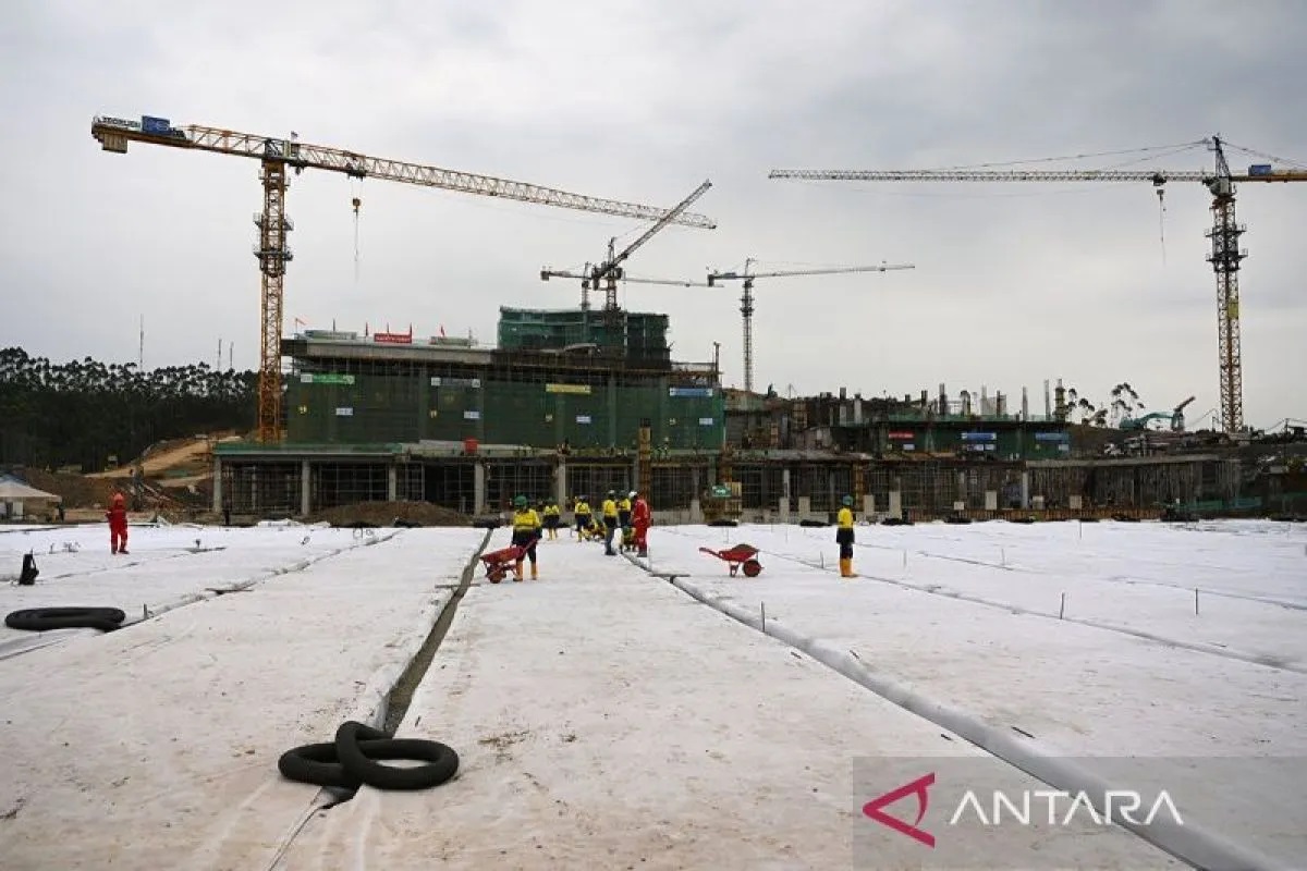 Pekerja menyelesaikan proses pembangunan lapangan upacara di Istana Negara, Ibu Kota Nusantara (IKN), Penajam Paser Utara, Kalimantan Timur, Jumat (22/9/2023). ANTARA FOTO/Sigid Kurniawan/foc/pri)