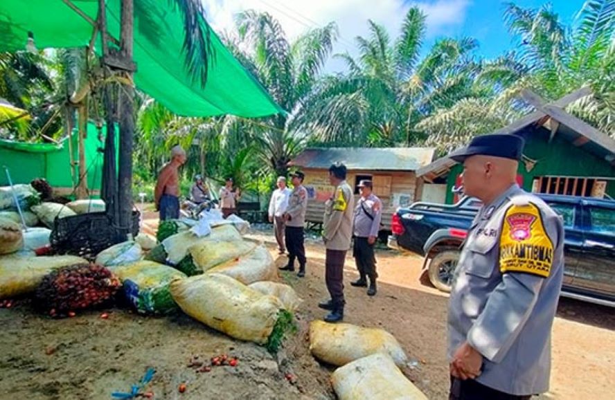 PATROLI: Polsek Arut Utara saat menyambangi peron penampungan kelapa sawit di Kecaman Arut Utara, Kamis (25/4/2024).