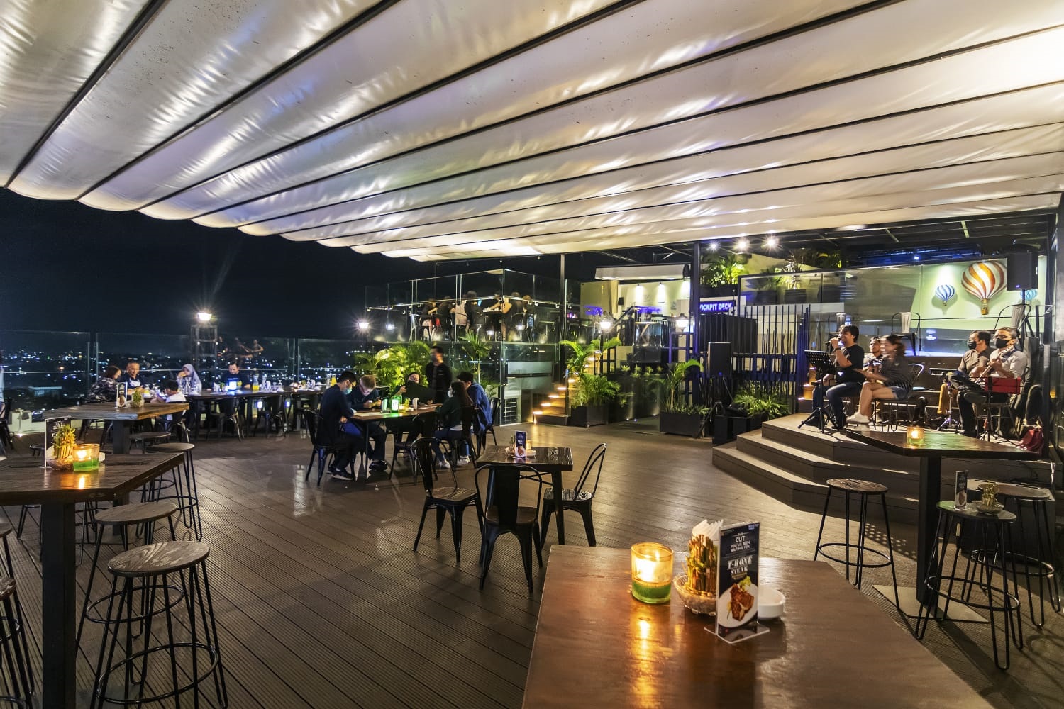 TERPUASKAN: Hotel Platinum Balikpapan memberikan suguhan menarik untuk masyarakat yang bersantai di Rooftop Terrace, bertajuk Eleven BBQ.