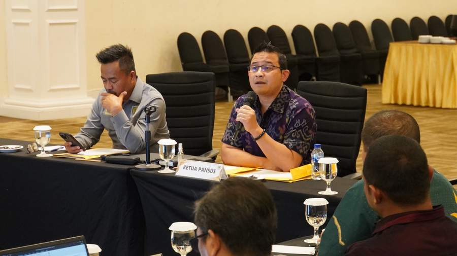 Ketua Pansus LKPJ Sapto Setyo Pramono dan Wakil Ketua Pansus Baharuddin Demmu tampak kecewa saat rapat kerja bersama pihak RSKD Balikpapan, konsultan perencanan, konsultan pengawas dan lainnya.