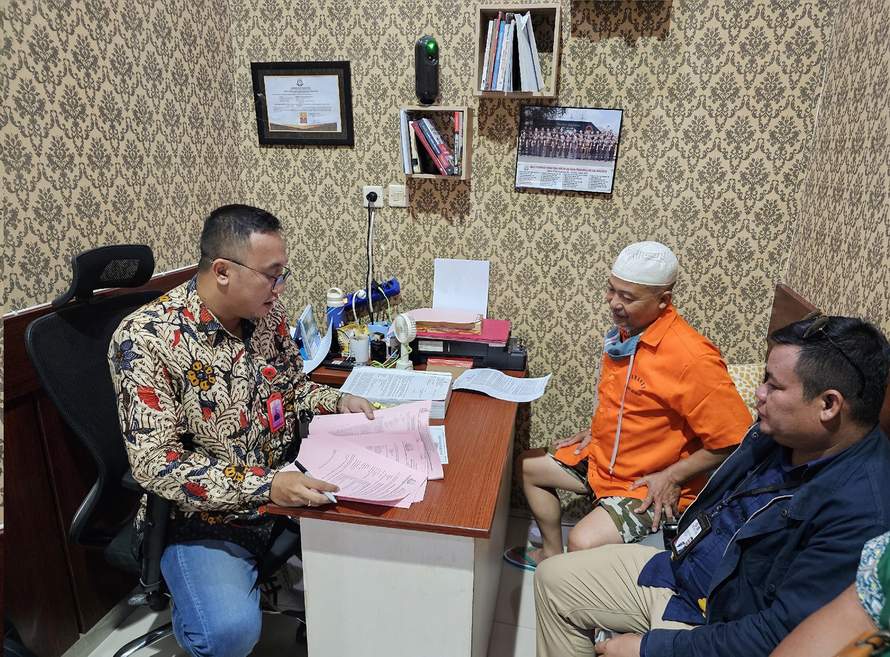 RUGIKAN NEGARA : Terdakwa AJP (baju oranye) yang tersandung kasus dugaan korupsi di Perusda Berdikari Bulungan saat masih berada di Kejari Bulungan, beberapa bulan lalu.