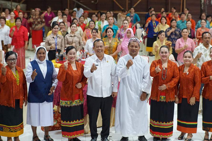 MOMEN BERSAMA: Asisten I Agustinus Teguh Santoso bersama pengurus DWP Mahulu dan narasumber seminar keluarga pada peringatan Hari Kartini di Balai Adat Ujoh Bilang, Rabu (24/4).