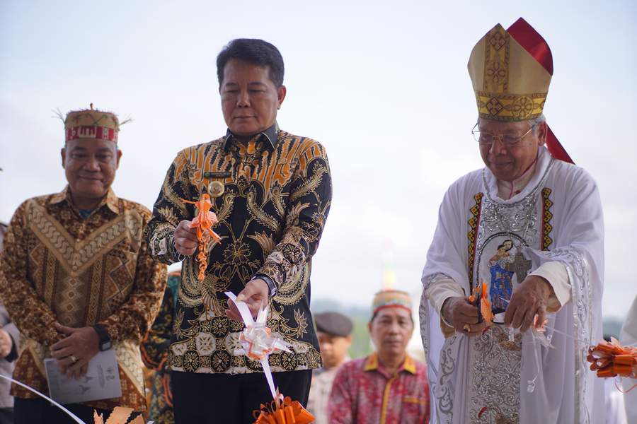 POTONG PITA: Bupati Mahulu Bonifasius Belawan Geh dan Uskup Agung Samarinda Yustinus Harjosusanto memotong pita disaksikan Wabup Mahulu Yohanes Avun dan umat Katolik di Kampung Mamahak Besar, Minggu