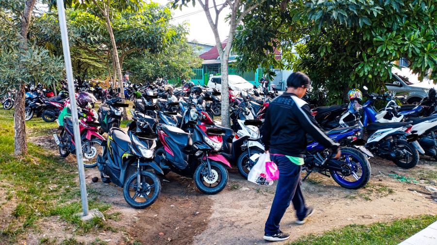 JADI MASALAH: Titik parkir liar yang berada di seberang BIGmall di Jalan Untung Suropati, Kecamatan Sungai Kunjang, memanfaatkan RTH.