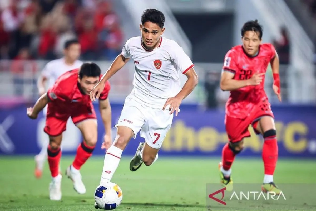 Pesepak bola Timnas U-23 Indonesia Marselino Ferdinan (tengah)