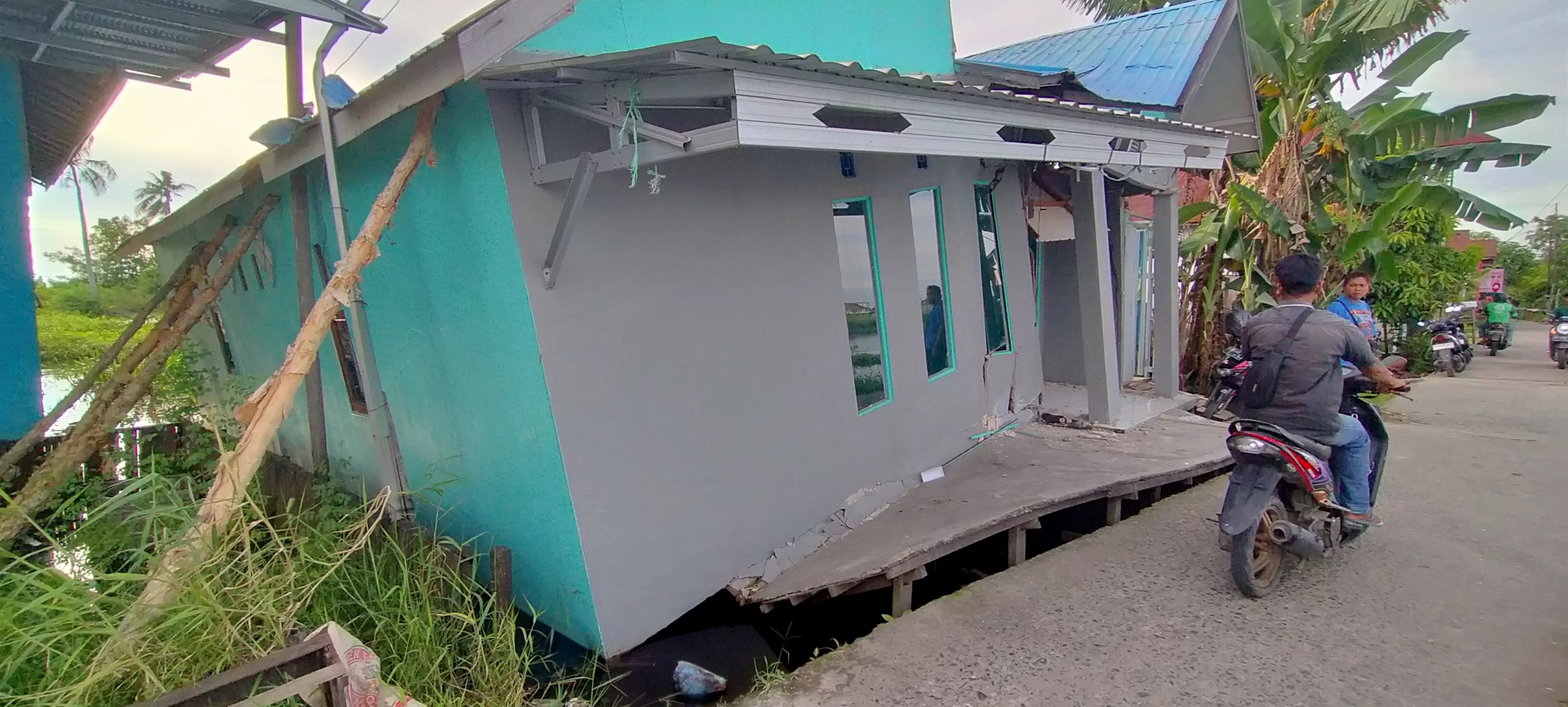 MIRING KE KIRI: Kondisi rumah Noor Aina (25) di Tatah Belayung yang ambruk menjelang bulan Ramadan, Senin (11/3) subuh. (FOTO: MAULANA/RADAR BANJARMASIN)