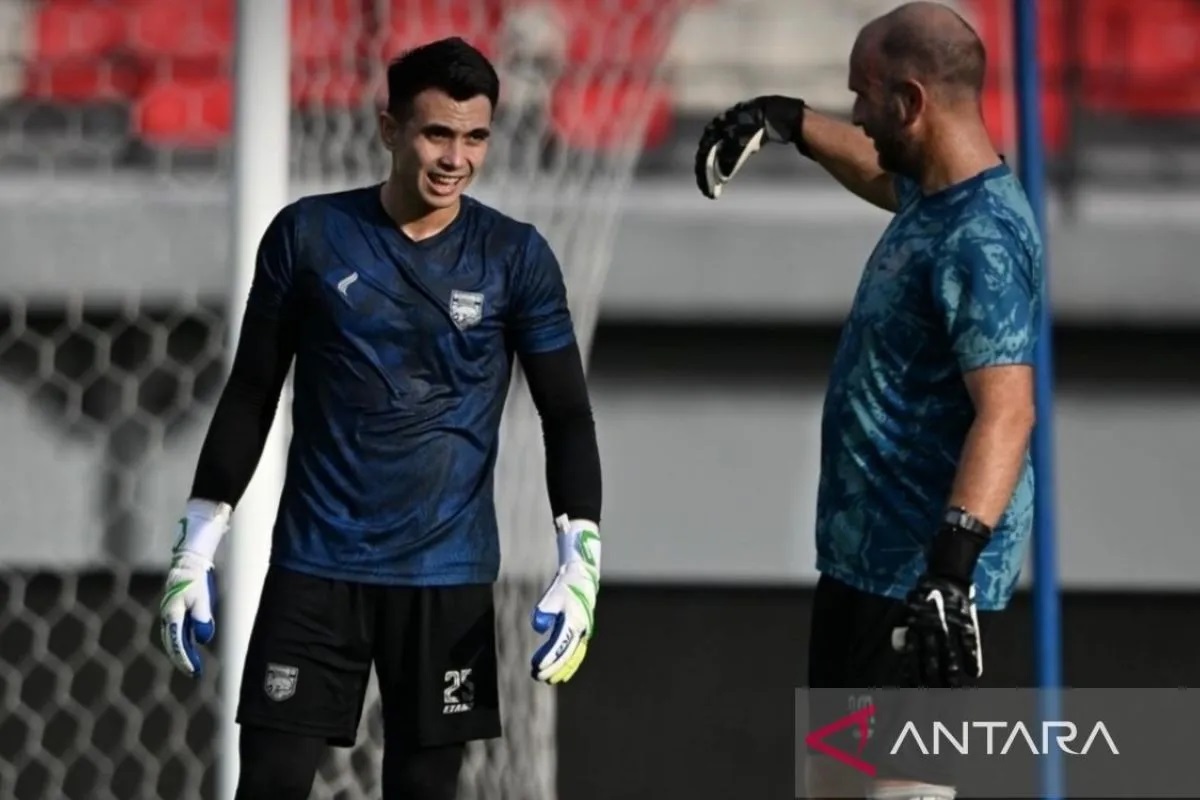 Kiper Borneo FC Nadeo Argawinata menjalani latihan di Stadion Kapten I Wayan Dipta, Kabupaten Gianyar, Bali, Senin (29/4/2024). ANTARA/Instagram/@borneofc.id