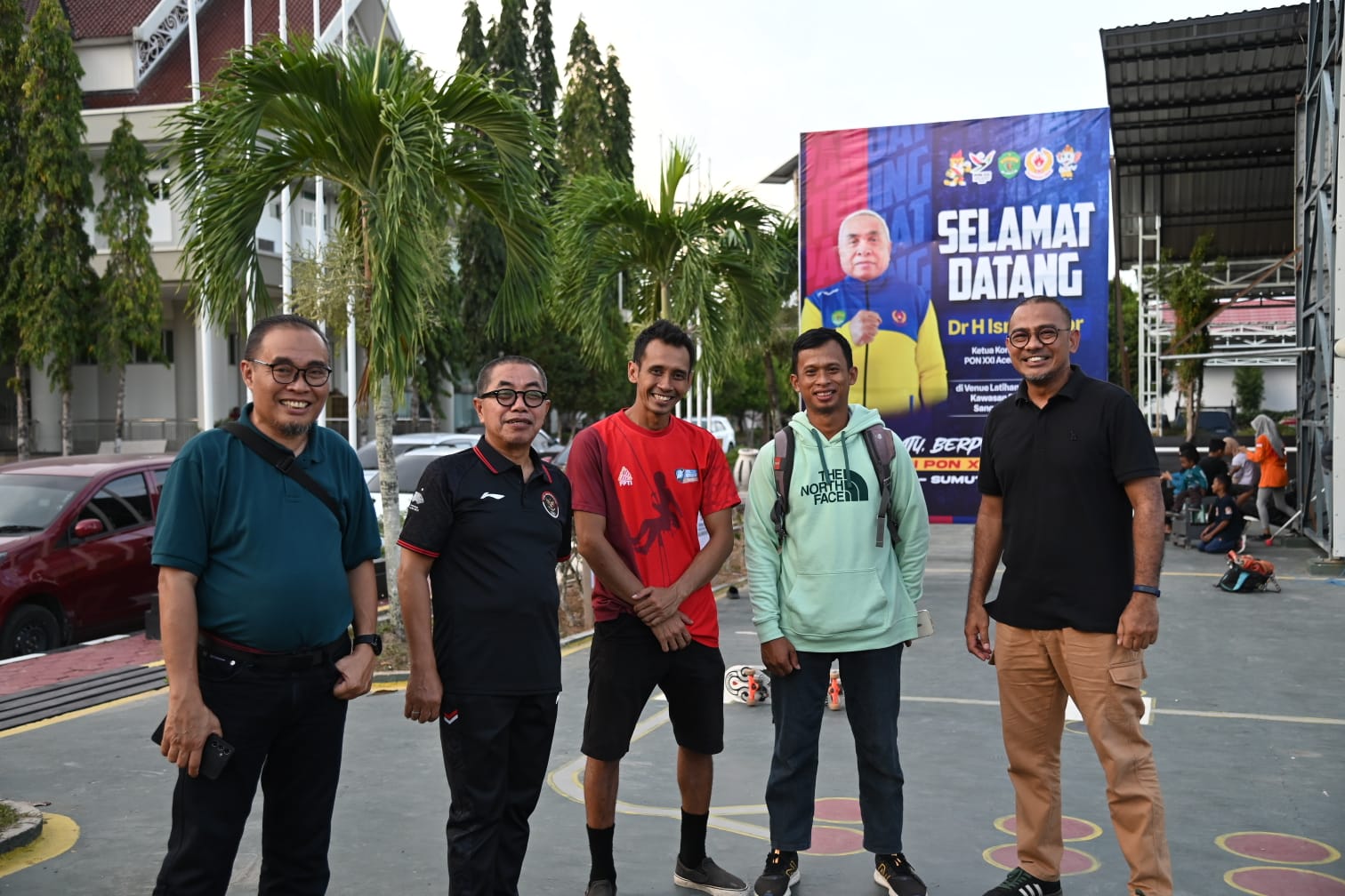 CEK VENUE: Ketua KONI Kaltim Rusdiansyah Aras (kedua kiri) dan jajaran memantau latihan atlet panjat tebing di Kompleks Perkantoran Bukit Pelangi, Sangatta, Minggu (28/4).