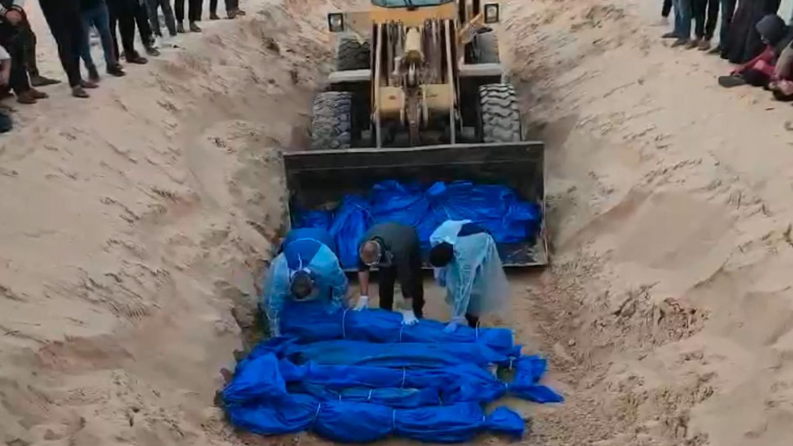 Penguburan kembali jenazah yang diduga korban pembantaian massal di Gaza.