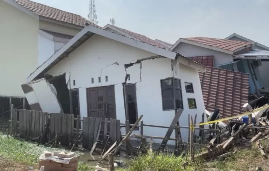 RUSAK BERAT: Dua rumah di Sungai Lulut ini tidak hanya retak, tapi juga ambruk dan melesak ke dalam tanah. | FOTO: WAHYU RAMADHAN/RADAR BANJARMASIN