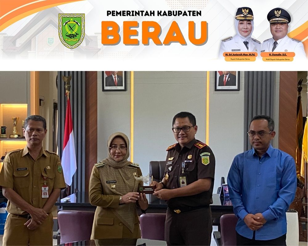 KERJA SAMA: Pemkab Berau bersama Kejaksaan Negeri Berau menandatangani MoU pendampingan hukum perdata dan tata usaha negara di ruang kerja bupati Berau.