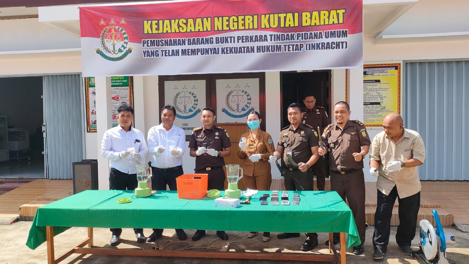 DIMUSNAHKAN: Jajaran Kejari Kubar didampingi perwakilan Polres Kubar memusnahkan sejumlah barang bukti tindak pidana umum dalam perkara empat bulan terakhir.