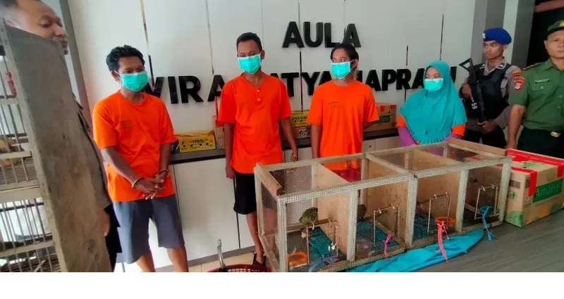 PARA TERSANGKA: AS, BD, AK, dan SM bersama barang bukti burung cucak ijo yang dilindungi undangundang dalam konferensi pers di Satpolairud Polresta Banjarmasin, Senin (29/4).