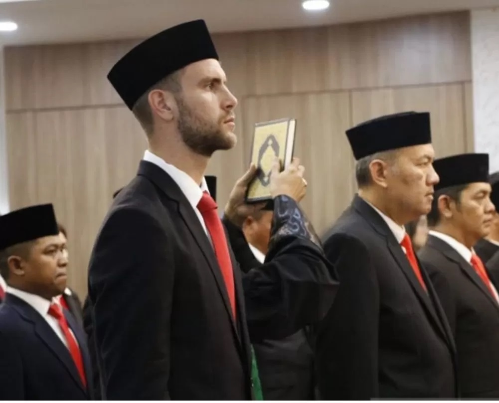 Kiper milik klub Major League Soccer (MLS) Amerika Serikat FC Dallas, Maarten Paes saat menjalani pengambilan sumpah menjadi WNI (Antara/Kemenkumham DKI Jakarta )