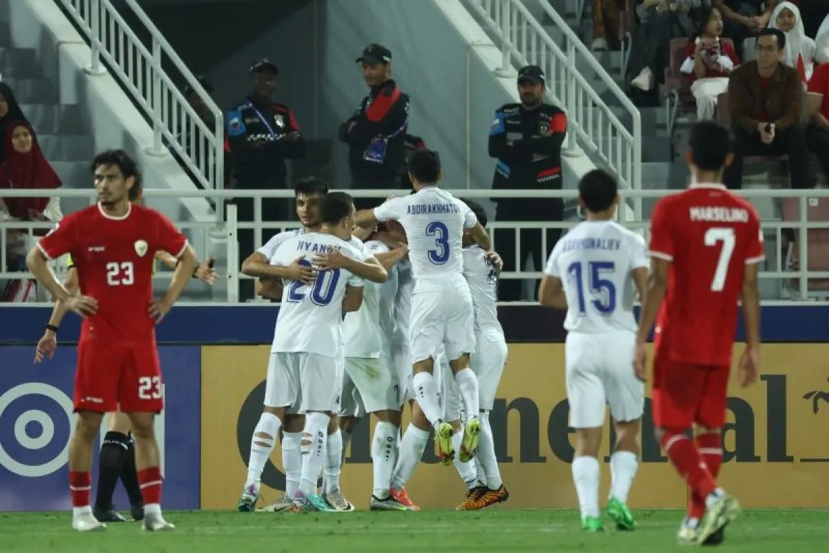 Pemain Uzbekistan rayakan gol.