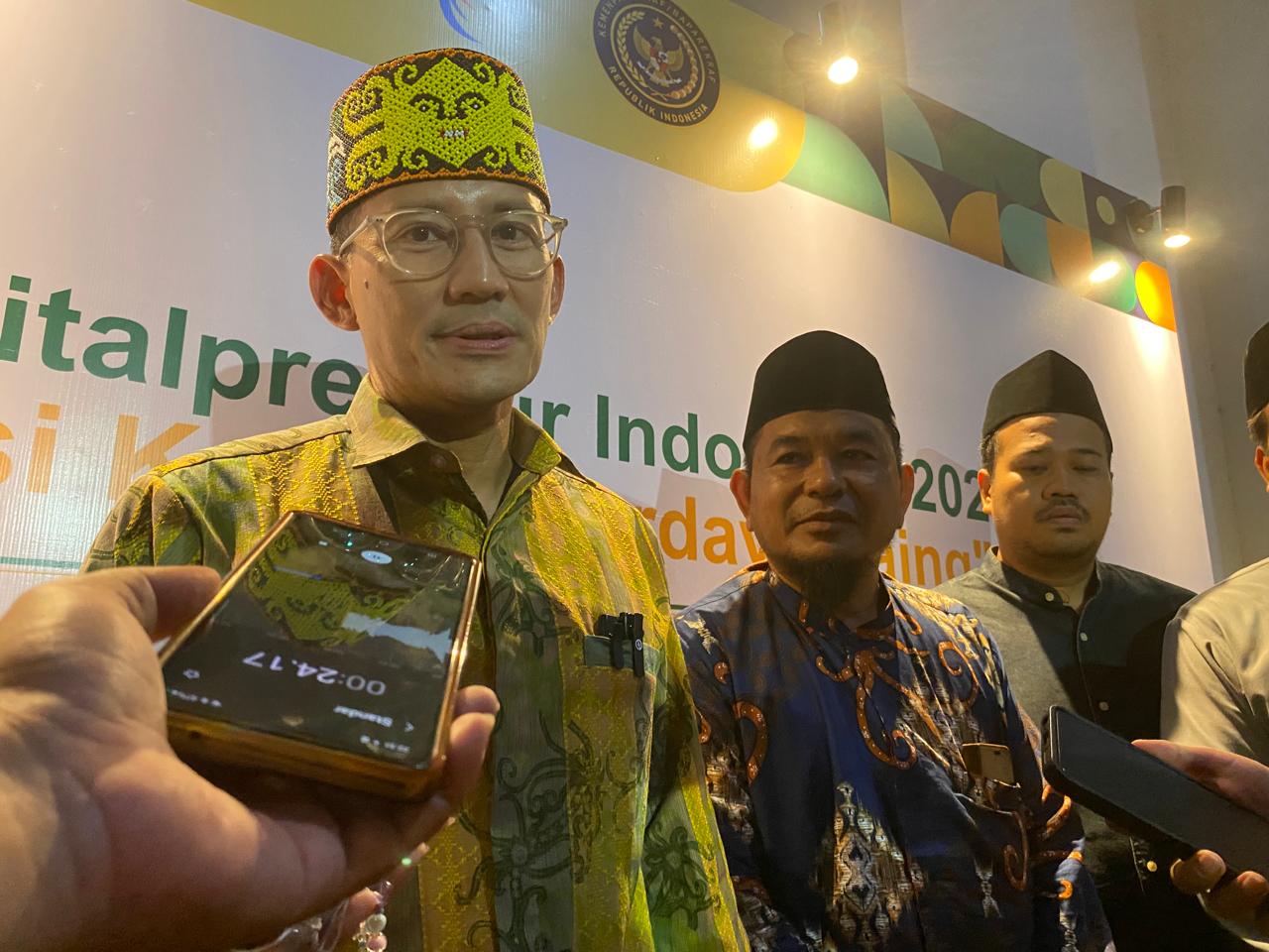 Menparekraf/Kabaparekraf Sandiaga Salahuddin Uno mendorong santri di Indonesia menjadi pencipta lapangan kerja.