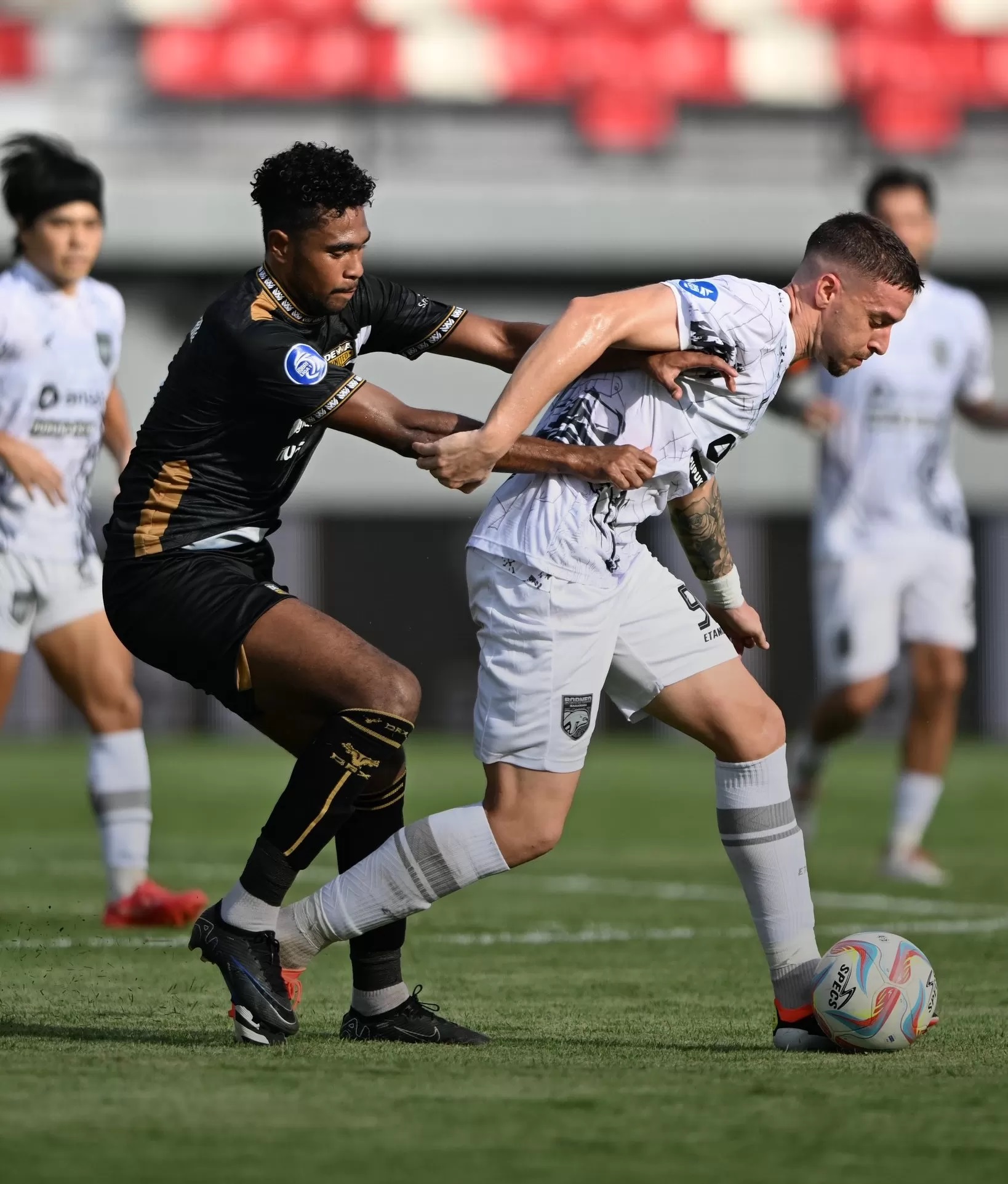 Penyerang Borneo FC Samarinda, Felipe Cadenazzi (kanan) mendapat pengawalan dari pemain Dewa United. (BORNEO FC MEDIA)