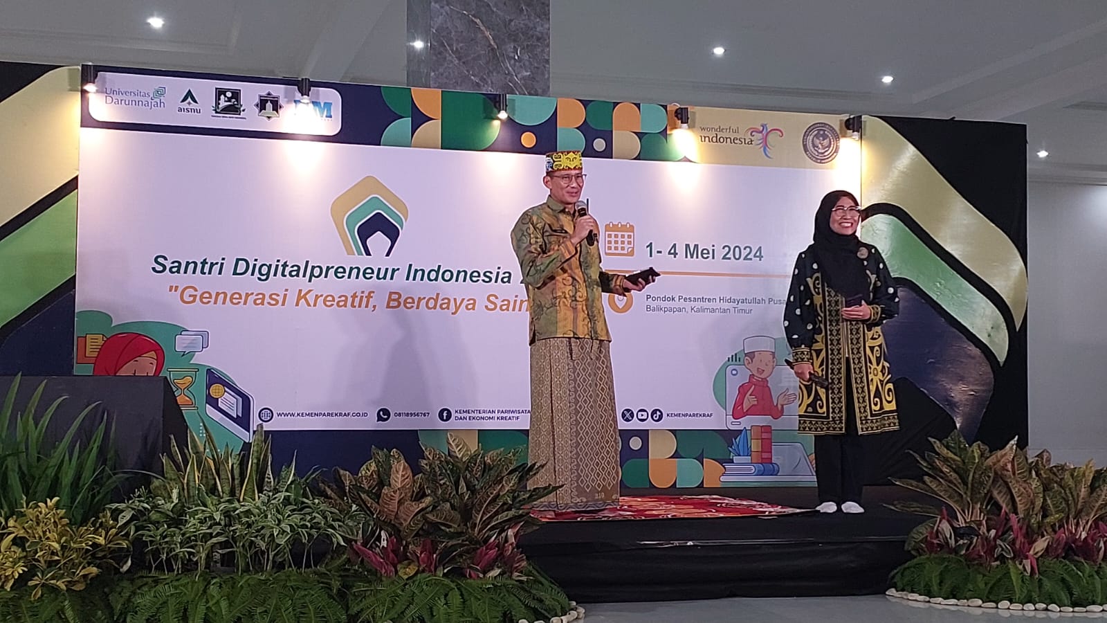 Wakil Ketua Komisi X DPR RI Hetifah bersama Menparekraf Sandiaga Salahuddin Uno saat berbicara di hadapan para santri di Ponpes Hidayatullah, Selasa (30/4/2024) malam.