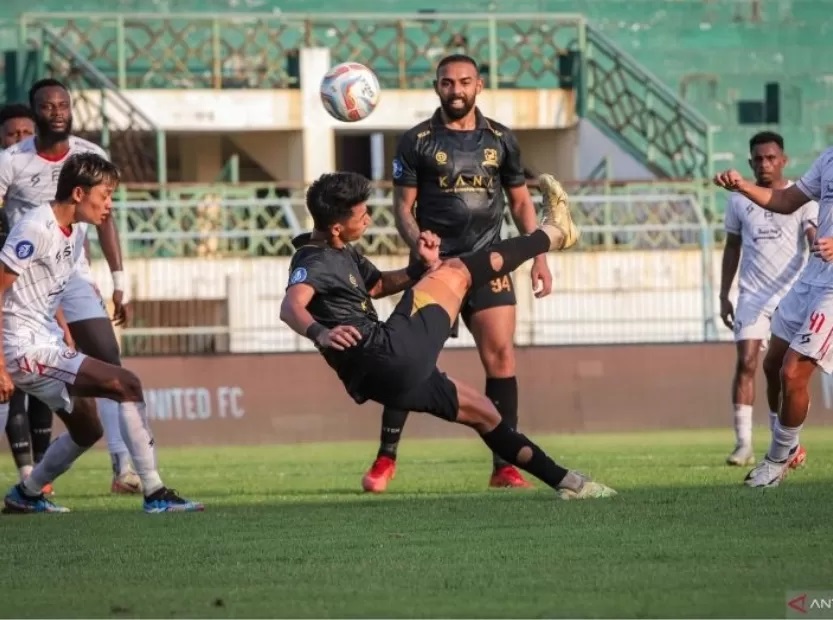 Pesepak bola Madura United Malik Risaldi (tengah) melakukan tendangan salto ke arah gawang Arema FC (Rizal Hanafi/Antara)