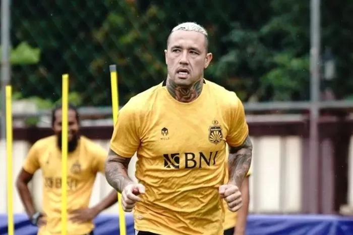 Radja Nainggolan, pemain Belgia keturunan Indonesia, memberikan isyarat untuk bertahan di Liga Indonesia meski Bhayangkara FC gagal diselamatkan dari degradasi. (Bhayangkara FC)
