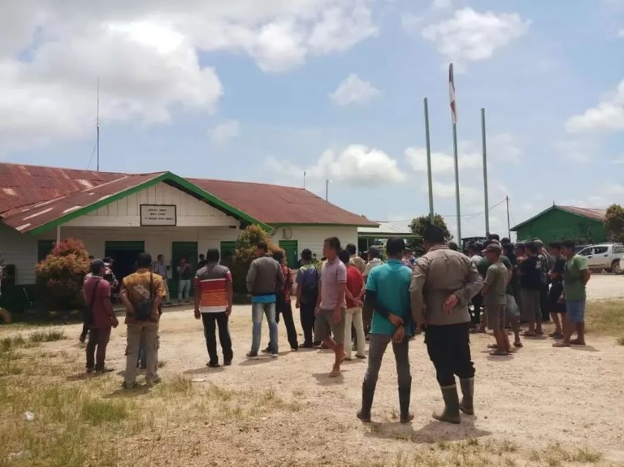 AKSI DAMAI : Masyarakat desa Pampang 2, desa Sungai Mali, desa Mungguk Kelapa, dan desa Tirta Karya, Kecamatan Ketungau Tengah, melakukan aksi damai di kantor PT. Buana Hijau Abadi 2.
