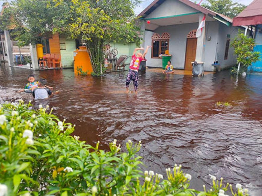 KEBANJIRAN: Rumah warga di Kecamatan Baamang yang tergenang banjir, Selasa (16/4/2024). (YUNI/RADAR SAMPIT)